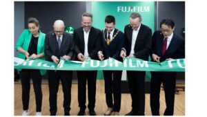 FUJIFILM Biotechnologies Denmark QC lab - Christian Houborg and Mikio Mori, Ambassador of Japan to Denmark - Ribbon Cutting